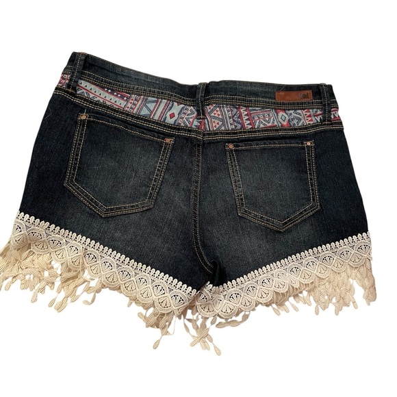 L.E.I. Ashley Low rise Dark Denim Shorts with Embroidered Lace Fringe-Size 9 Jr - Picture 2 of 10